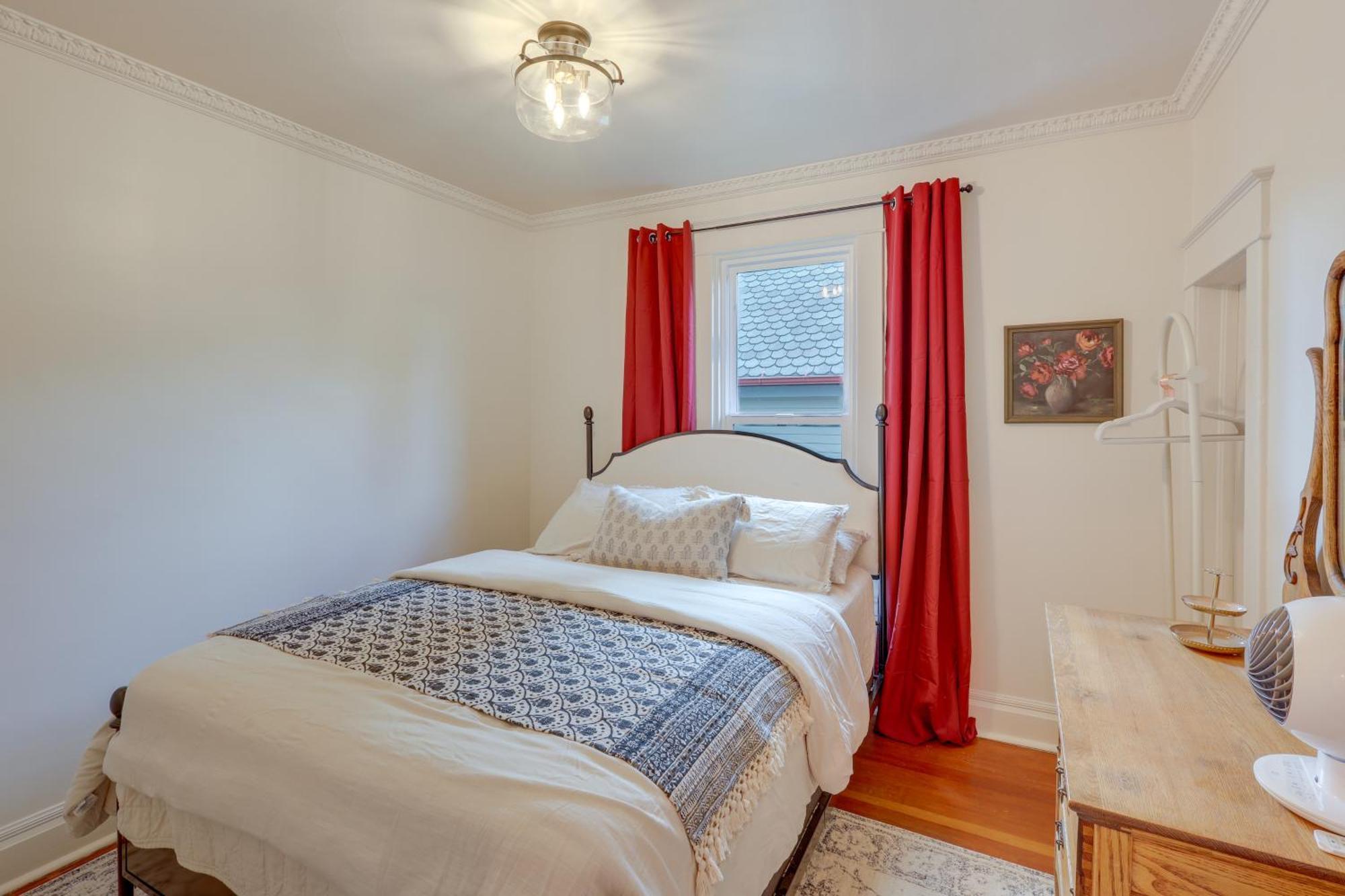 Holiday home Stunning Red House With Hot Tub Walk To Town