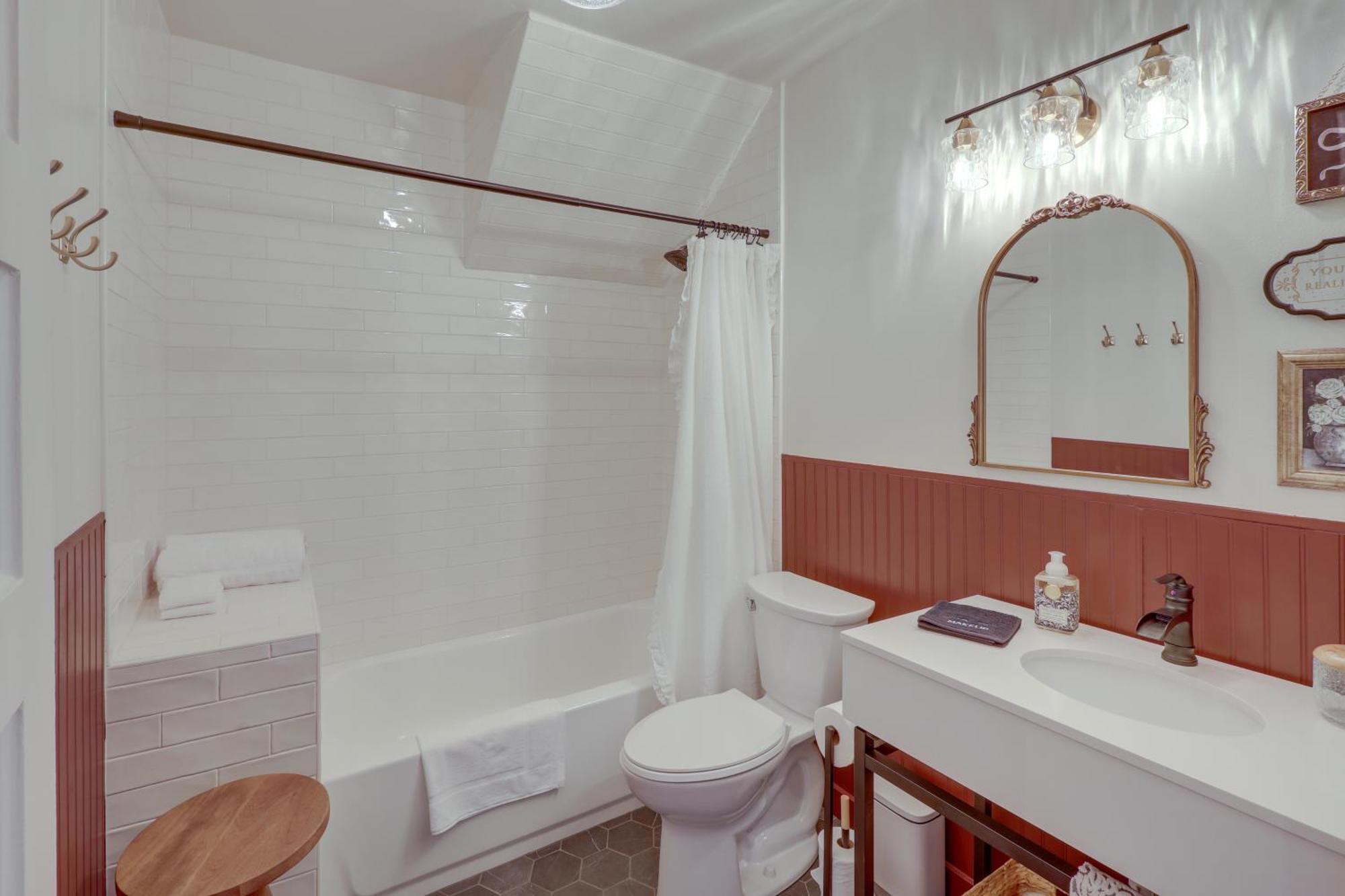 Holiday home Stunning Red House With Hot Tub Walk To Town