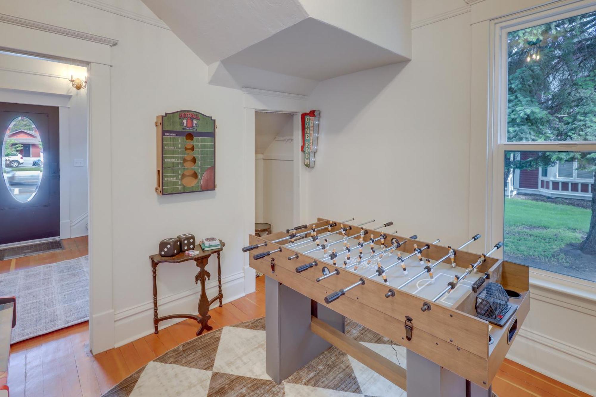 Stunning Red House With Hot Tub Walk To Town Hébergement de vacances